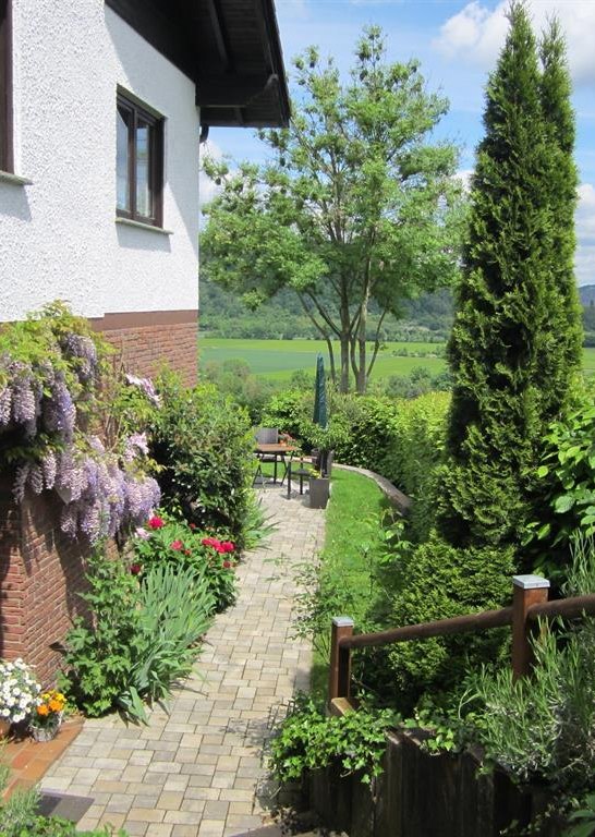 Eingangsbereich mit Weg zum Garten | &copy; Eigent&uuml;mer