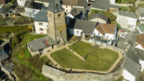 Turm mit Hof | &copy; Dr. Rainer Hart