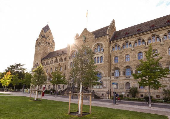 Preu&szlig;isches Regierungsgeb&auml;ude Konrad Adenauer Ufer | &copy; Koblenz-Touristik Gmbh / Johannes Bruchhof