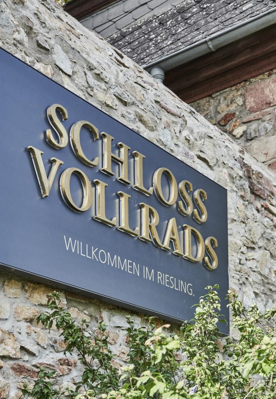 Schild Schloss Vollrads | © Hessen Tourismus, Roman Knie Schild Schloss Vollrads | © Hessen Tourismus, Roman Knie