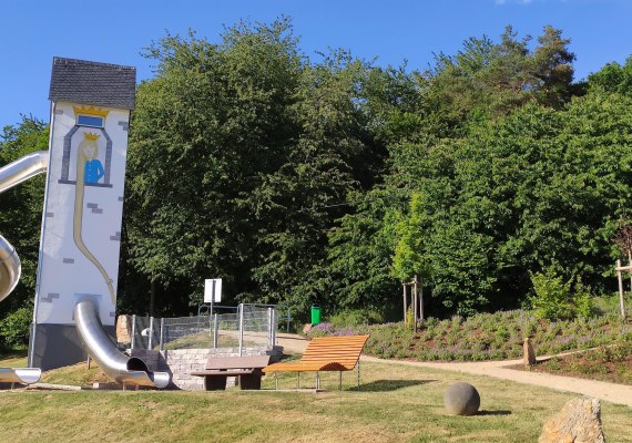 Spielplatz mit Liegebank | &copy; TI Hunsr&uuml;ck-Mittelrhein