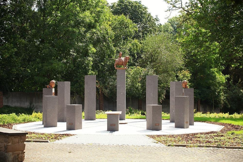 Adenauer-Schumann-Gedenkzeichen | &copy; VG Wei&szlig;enthurm