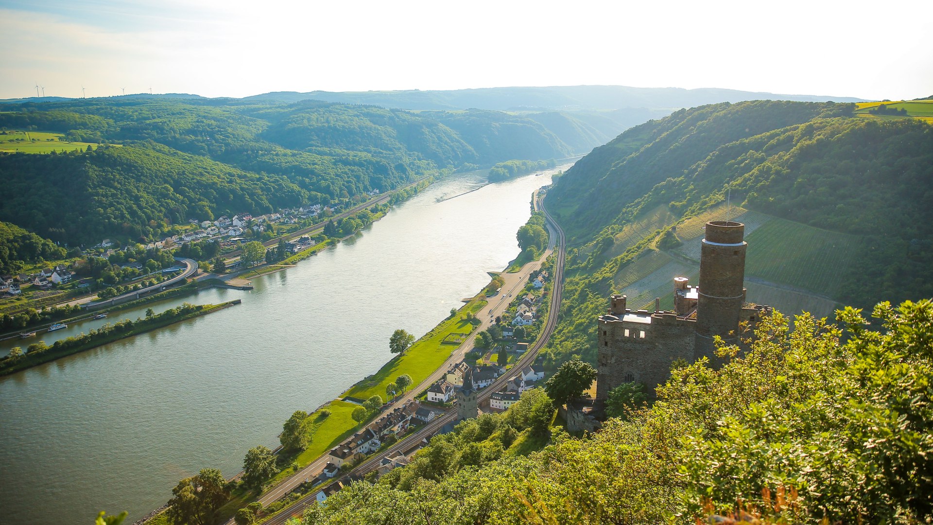 Blick auf Burg Maus und den leuchtenden Rhein | © Henry Tornow