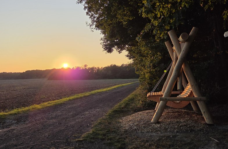 Wanderschaukel Mönchsheide Sonnenuntergang | © Tourist-Information Bad Breisig Wanderschaukel Mönchsheide Sonnenuntergang | © Tourist-Information Bad Breisig