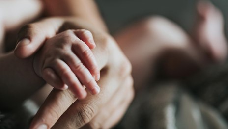 H&auml;nde von Erwachsenem und Baby | &copy; Unsplash/Nathan Dumlao
