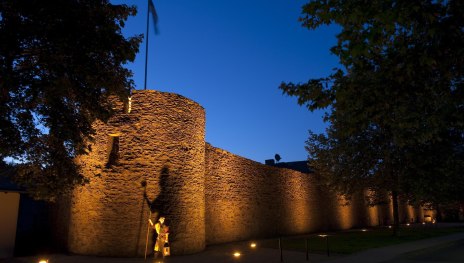 Stadtmauer bei Nacht | © Klaus-Peter Kappest