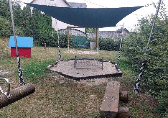 Sandkasten mit Sonnensegel | © B. Vogt