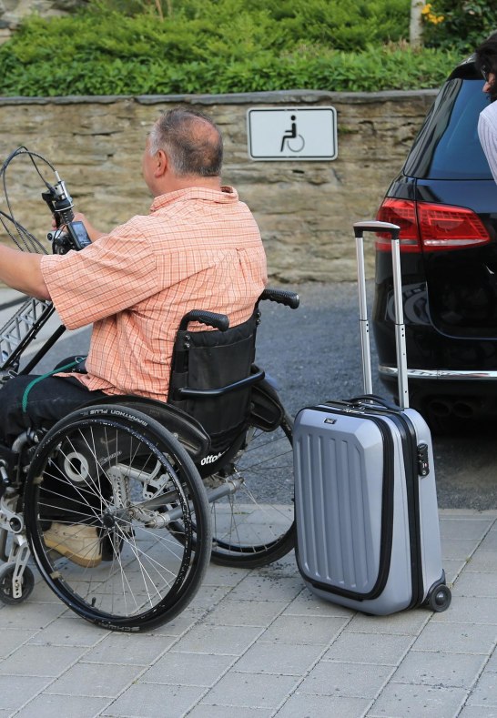 Barrierefreier Parkplatz vor dem Hotel | &copy; Kaltenbach, Hotel im Schulhaus