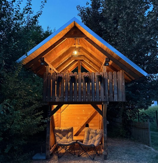 Baumhaus mit Sitzmöglichkeiten | © Fam. Herborn Baumhaus mit Sitzmöglichkeiten | © Fam. Herborn