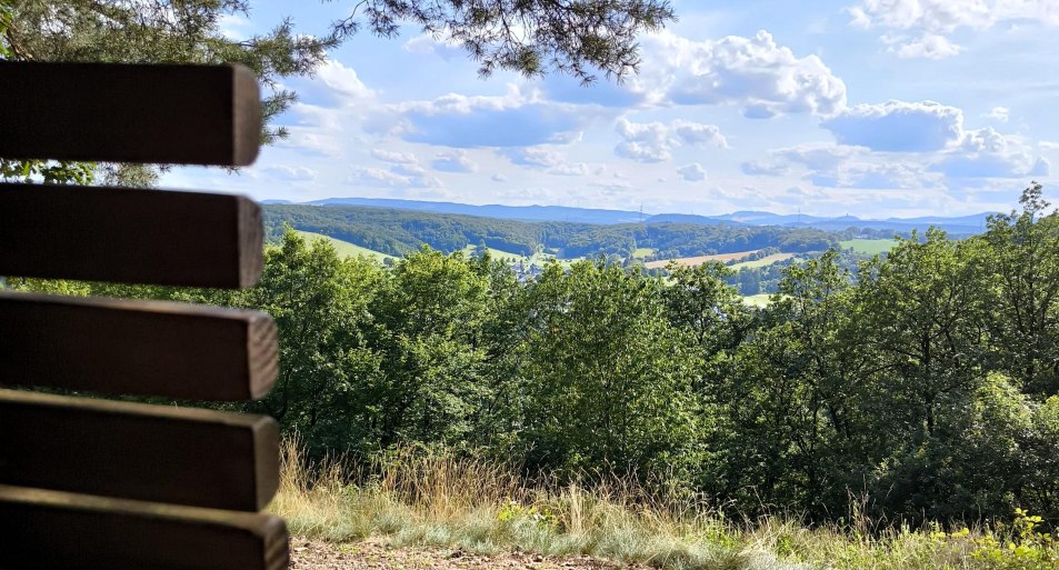 Wanderliege an Eifelblickhütte mit Aussicht | © Tourist-Information Bad Breisig Wanderliege an Eifelblickhütte mit Aussicht | © Tourist-Information Bad Breisig
