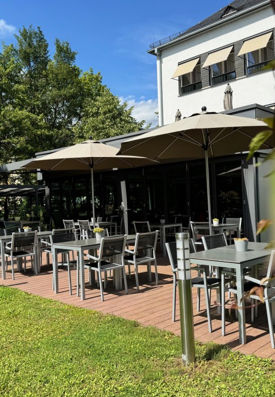 Terrasse vor dem Wintergarten | &copy; M&uuml;sel, Hotel im Schulhaus