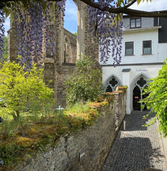 Patergang Minoritenkloster Oberwesel Foto Reinfrie | © Reinfriede Scheer Patergang Minoritenkloster Oberwesel Foto Reinfrie | © Reinfriede Scheer