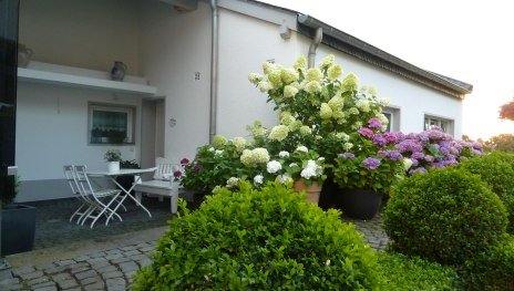 Apartment Ko-Immendorf_Garten Sitzgelegenheit | © Birgit Schmitz