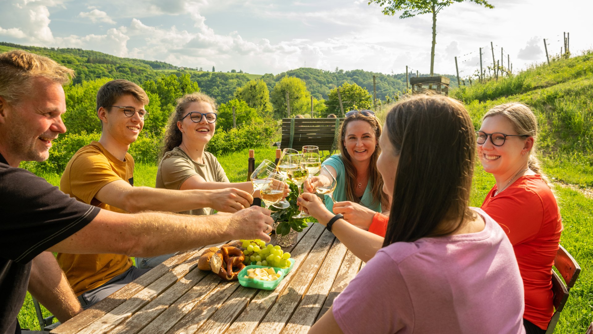 Wein-Genuss bei Wanderrast | &copy; Dominik Ketz / Tourist-Information Erlebnis Rheinbogen