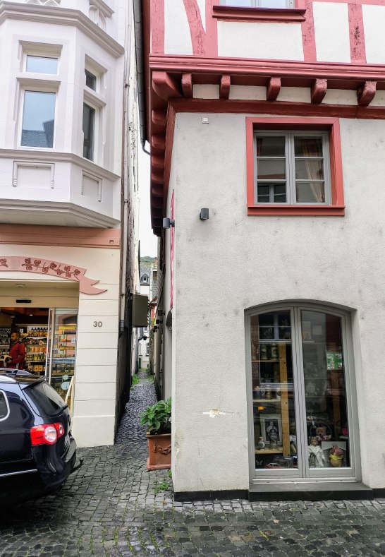 Acc&egrave;s par une ruelle r&eacute;put&eacute;e tr&egrave;s &eacute;troite | &copy; Moock