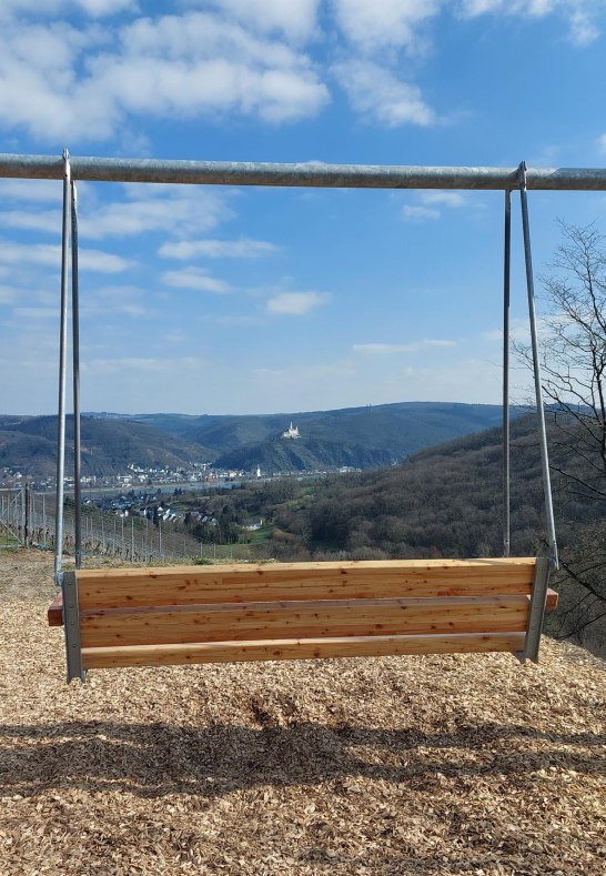 Schaukel und die Marksburg | &copy; TI Erlebnis Rheinbogen