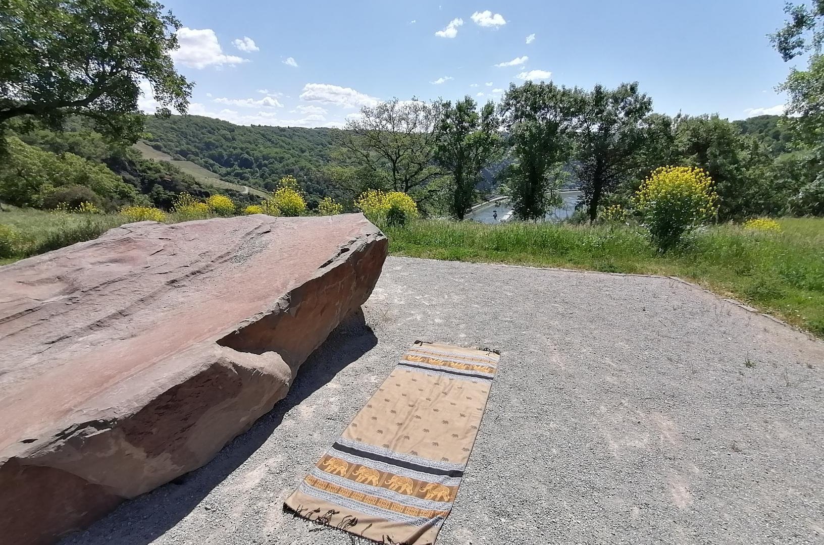 Yoga auf der Loreley | &copy; Dorothe Struschka