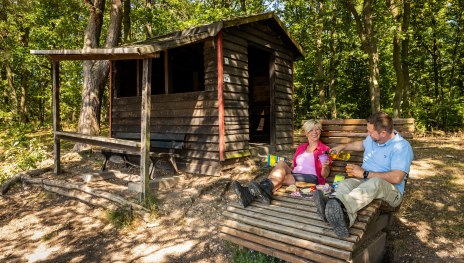 Eifelblickh&uuml;tte mit Wanderern | &copy; Baumann