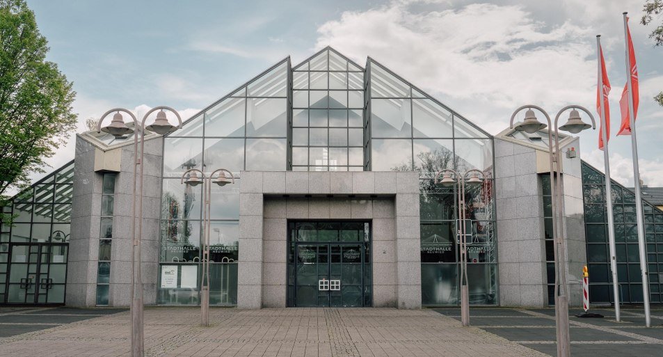Heimathaus Eingang zur Stadthalle | © Zimpfer_Photography