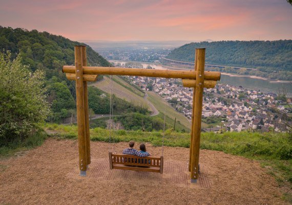 Weinbergschaukel bei Sonnenuntergang | © Andreas Pacek, fototour-deutschland.de Weinbergschaukel bei Sonnenuntergang | © Andreas Pacek, fototour-deutschland.de