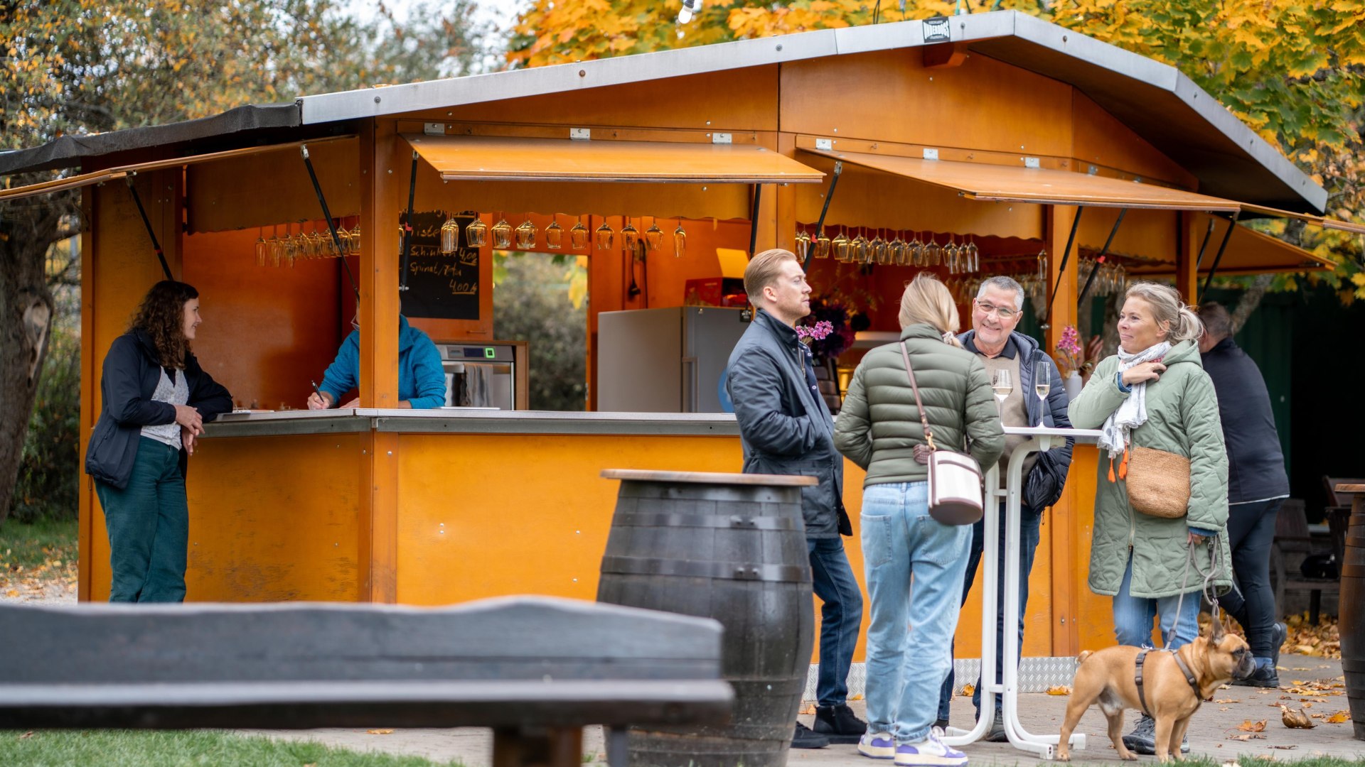 Treffen am Weinprobierstand | © Andrea Melüh Treffen am Weinprobierstand | © Andrea Melüh