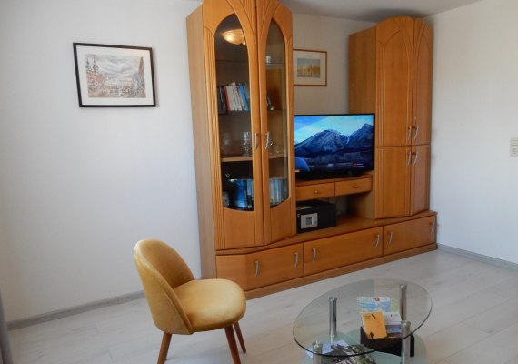 Wohnzimmerschr. 2025 | &copy; Ulrike Rieden, Fewo Koblenz Rhein