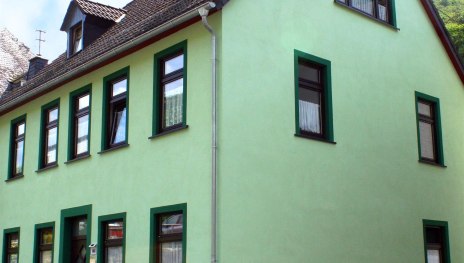 Hausfront / jede Etage = eine Wohnung | © Ingrid Kachel Hausfront / jede Etage = eine Wohnung | © Ingrid Kachel