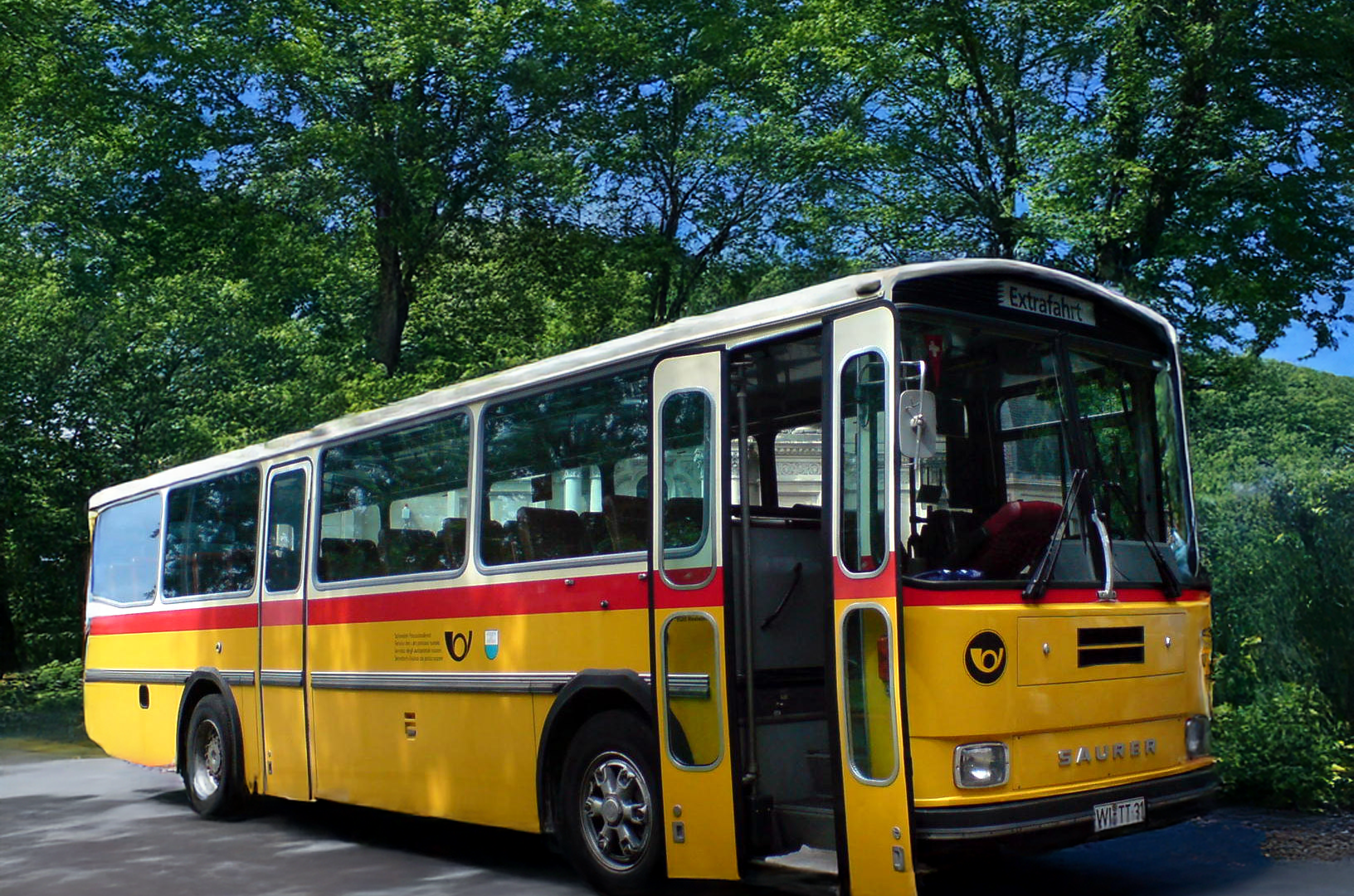 Nostalgietour im historischen Postbus (c) IkUM Gmb | © Nostalgietour im historischen Postbus (c) IkUM GmbH (mit KI bearbeitet) Nostalgietour im historischen Postbus (c) IkUM Gmb | © Nostalgietour im historischen Postbus (c) IkUM GmbH (mit KI bearbeitet)