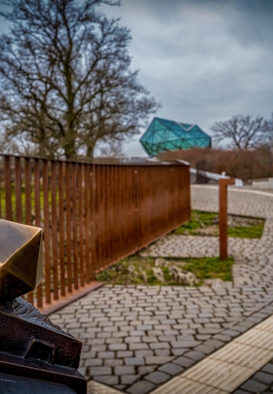 Gl&auml;serner Fels mit Bronzemodell | &copy; Klaus Breitkreutz