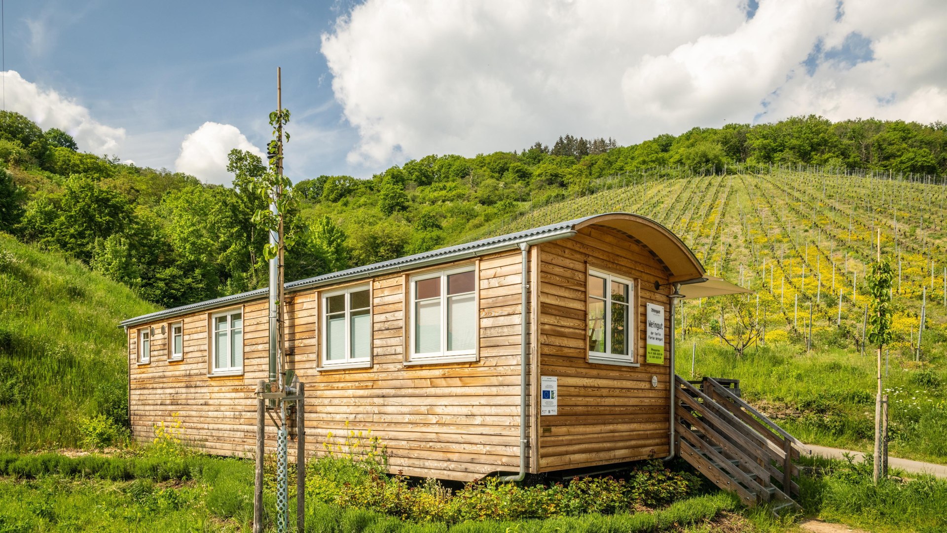 Verkaufswagen am Weingut | &copy; Dominik Ketz