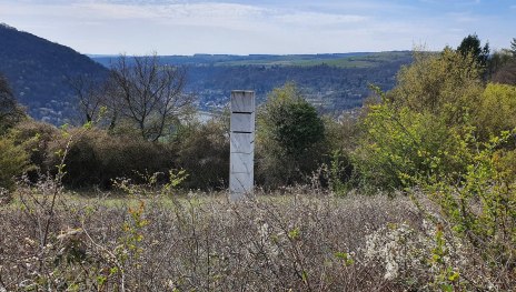 Schriftsäule mit  Blick ins Rheintal | © T. Biersch Schriftsäule mit  Blick ins Rheintal | © T. Biersch