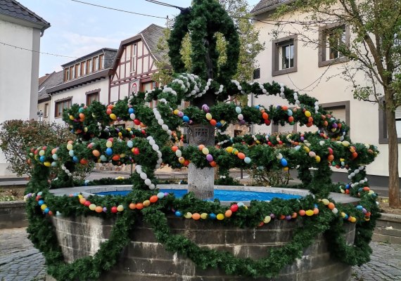 St-Martinsbrunnen als Osterbrunnen | &copy; R&auml;mer