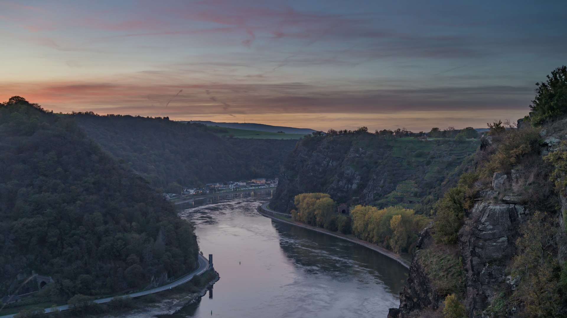 Der Spitznack ist eine markante Felsformation am Rheinsteig. Hier bietet sich eine atemberaubende Aussicht auf das enge Rheintal und den Loreleyfelsen. | © Andreas Pacek, fototour-deutschland.de (CC BY 4.0) 