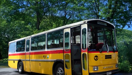 Nostalgietour im historischen Postbus (c) IkUM Gmb | &copy; Nostalgietour im historischen Postbus (c) IkUM GmbH (mit KI bearbeitet)