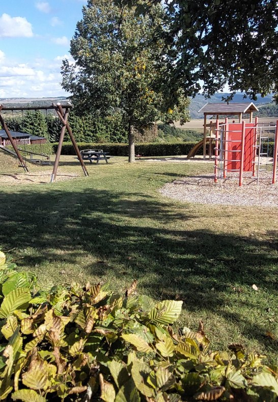 Spielplatz mit H&uuml;tte | &copy; B. Vogt
