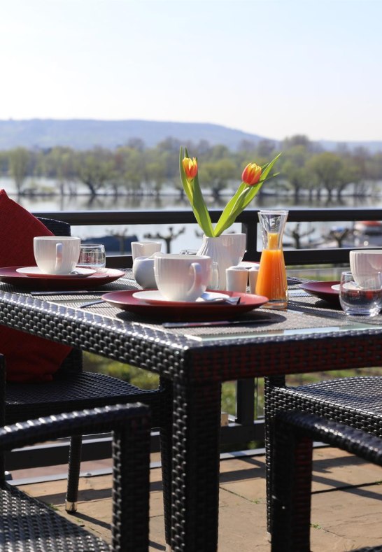Fr&uuml;hst&uuml;cken auf der Terrasse | &copy; N&auml;gler's Fine Lounge Hotel