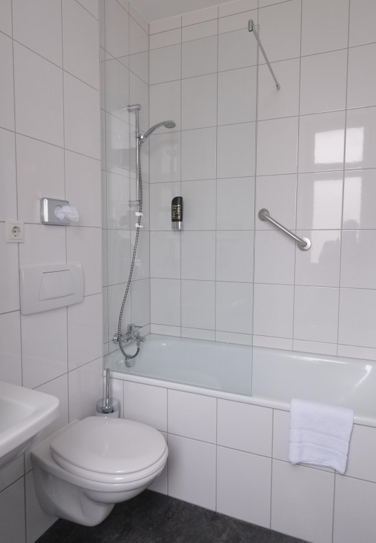 Badezimmer 3-BettZimmer (DZ3) | &copy; Hotel Hohenstaufen