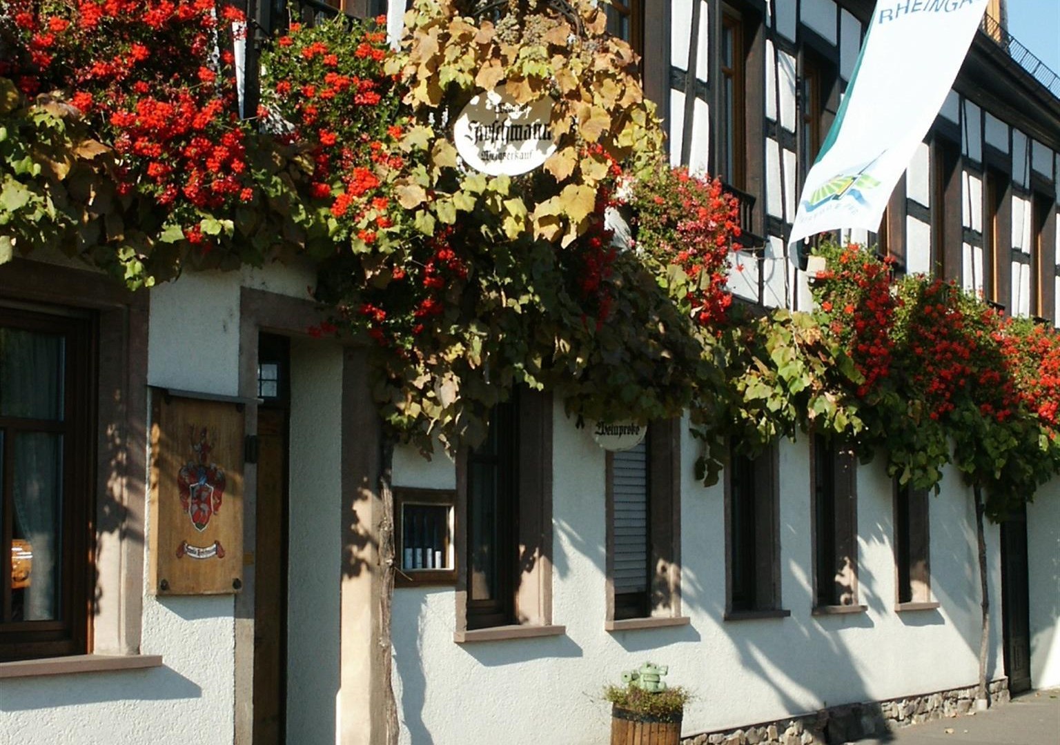 Willkommen im Weingut Hirschmann | © Weingut Hirschmann Willkommen im Weingut Hirschmann | © Weingut Hirschmann