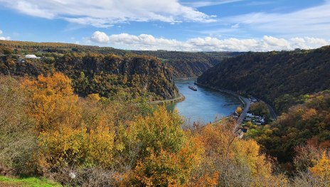 Blick auf die Rheinschleife entlang des Loreleyfelsens | &copy; Thomas Biersch, Tourist-Info Hunsr&uuml;ck-Mittelrhein - Zentrum am Park