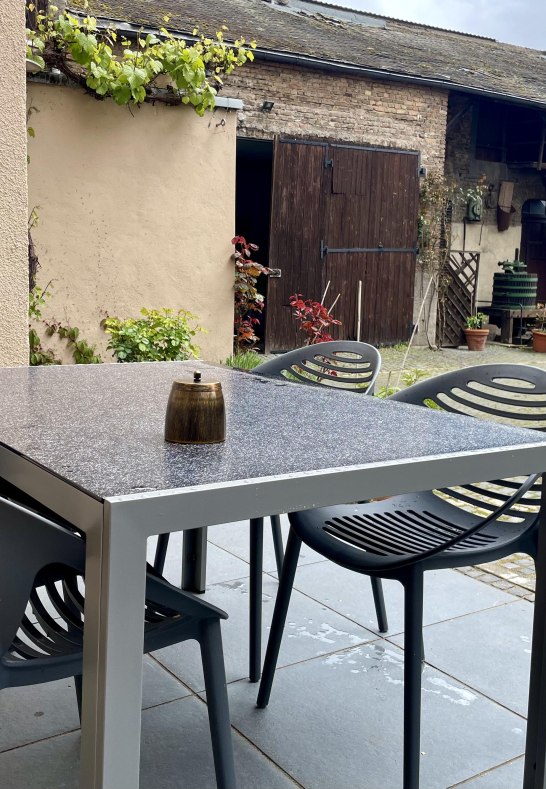 Essgruppe auf Terrasse | &copy; &copy; 2025 LaBed