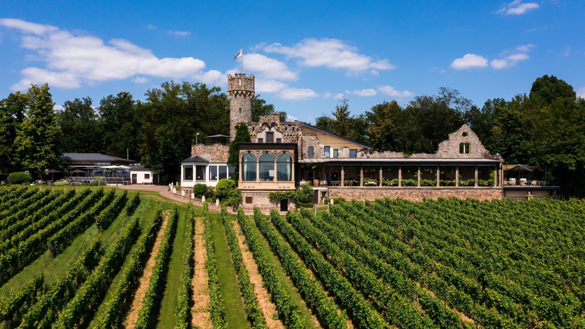 Burg Schwarzenstein Sonnenterasse | &copy; Burg Schwarzenstein