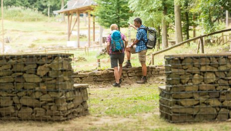 Wanderer an der Villa Rustica | © Rheinhessen Touristik GmbH Foto Dominik Ketz Wanderer an der Villa Rustica | © Rheinhessen Touristik GmbH Foto Dominik Ketz