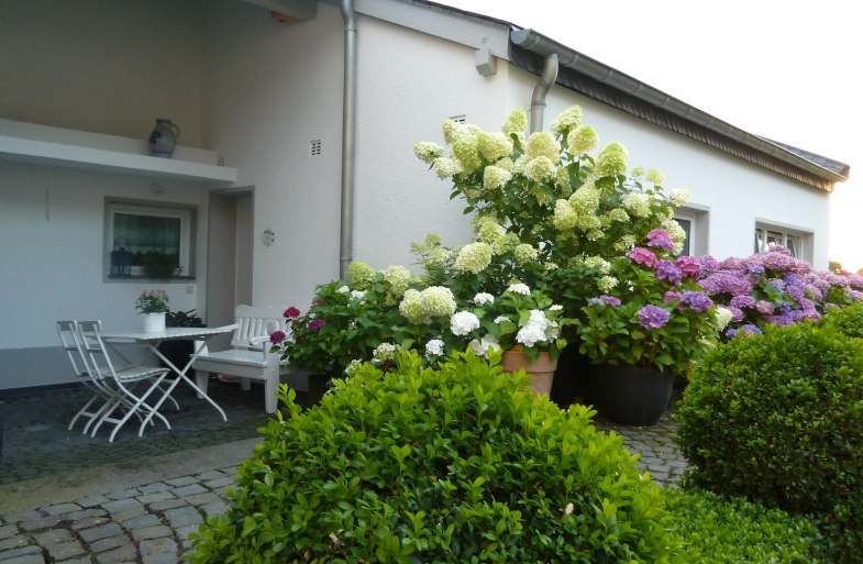 Apartment Ko-Immendorf_Garten Sitzgelegenheit | © Birgit Schmitz