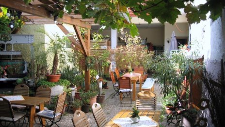 Blick in den Innenhof Weingut Philipp | &copy; Gutsausschank Weingut Herbert Philipp