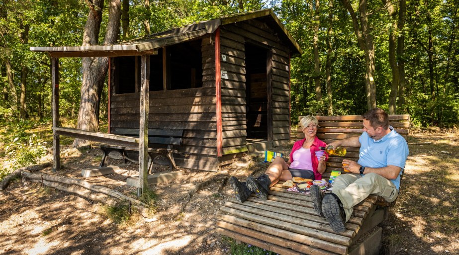 Eifelblickhütte mit Wanderern | © Baumann Eifelblickhütte mit Wanderern | © Baumann