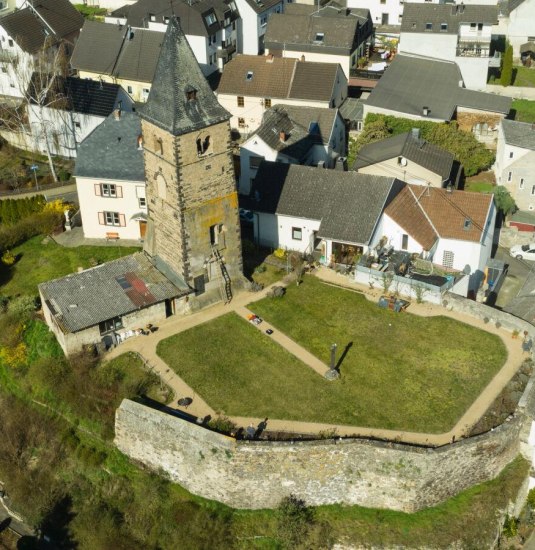 Turm mit Hof | &copy; Dr. Rainer Hart