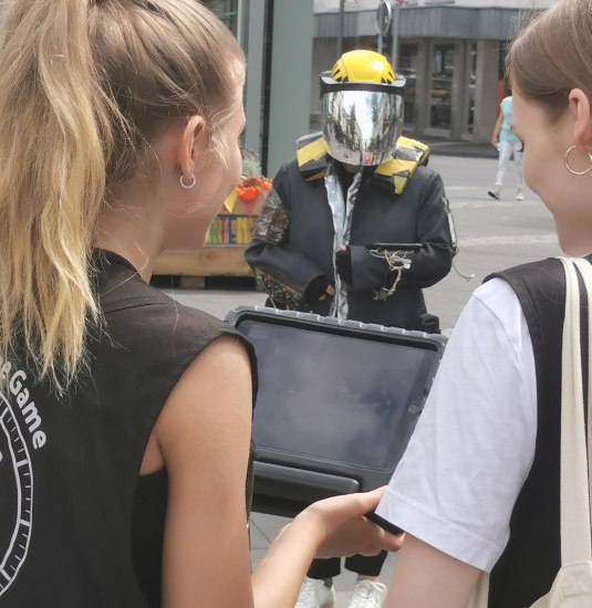 Team mit Max in der Stadt | © 66 Minuten Team mit Max in der Stadt | © 66 Minuten