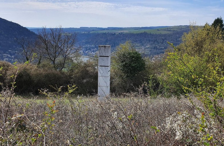 Schrifts&auml;ule mit  Blick ins Rheintal | &copy; T. Biersch