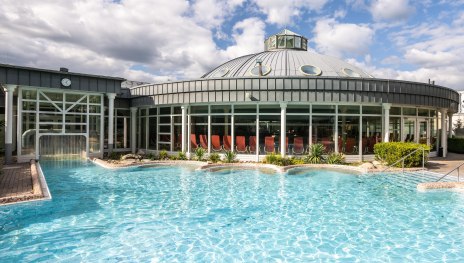 Außenbereich mit Kuppel | © Dominik Ketz Außenbereich mit Kuppel | © Dominik Ketz